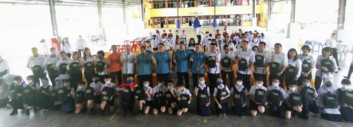 柔：峇24华小415名受灾学生，获苏丹后法蒂玛基金会援助品