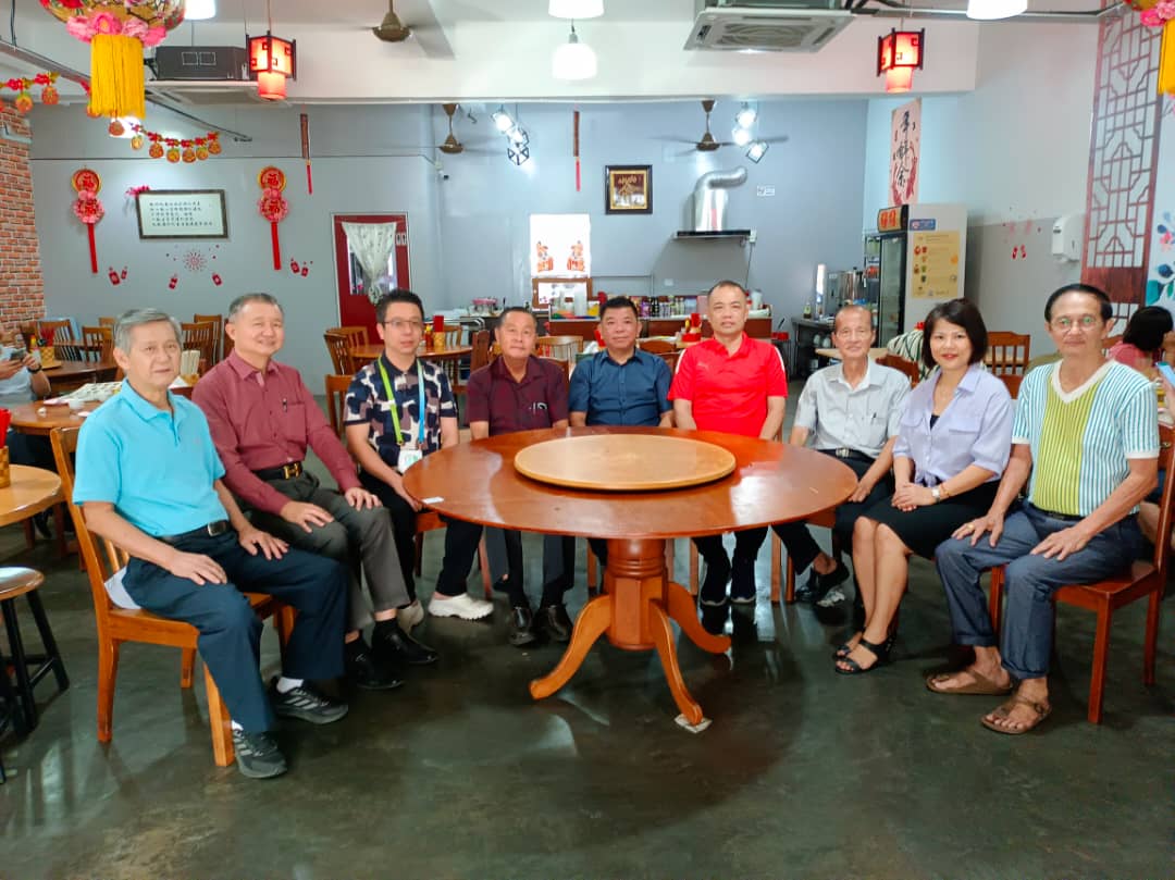 柔:新闻:居銮羽球公会428办羽球赛。