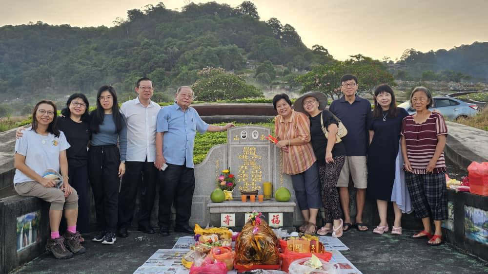 柔:林吉祥携子女 回峇株扫墓祭祖