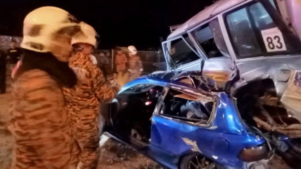 柔:汽车撞路旁4车 3华青2死1伤
