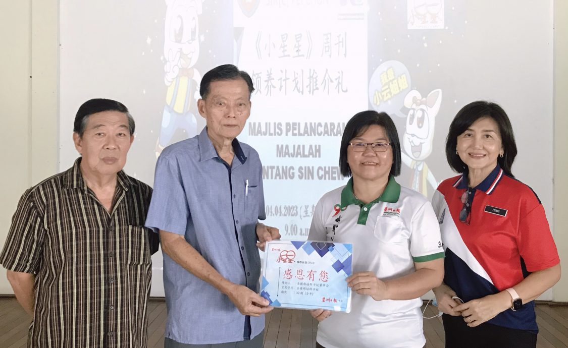 柔:版头之一:本报活动:小星星知识列车开到培群学校