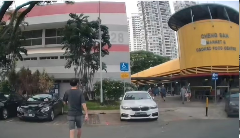 柔:狮城二三事:男子以肉身霸停车位 司机坚持不让 网民:纸巾也可霸位不是问题