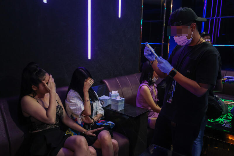 柔:狮城执法部门扫夜店 众女后门逃遭拦截