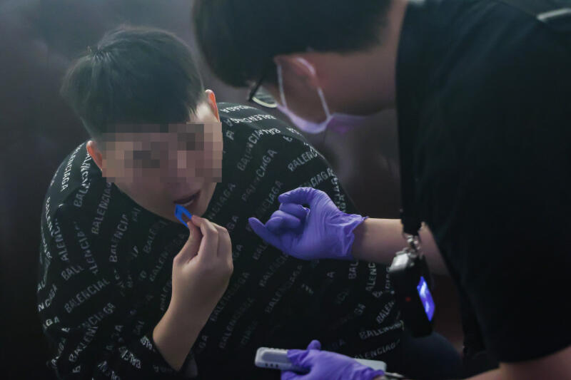 柔:狮城执法部门扫夜店 众女后门逃遭拦截