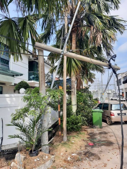 柔:罗里扯断电线灯柱倒下,12户住家断电逾7小时