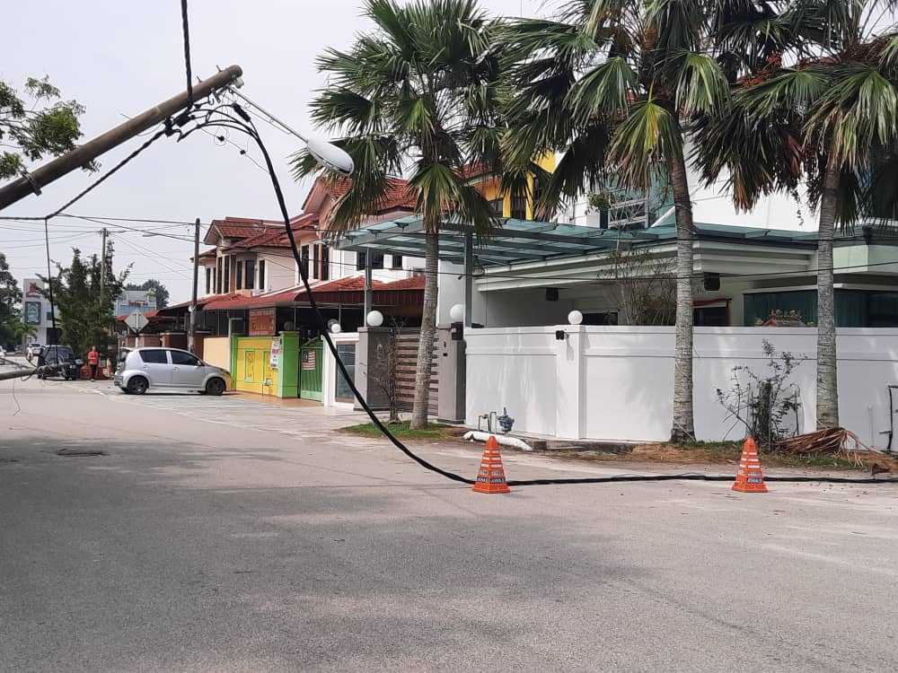 柔:罗里扯断电线灯柱倒下,12户住家断电逾7小时