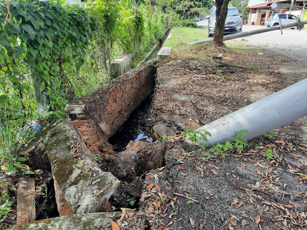 柔:罗里扯断电线灯柱倒下,12户住家断电逾7小时