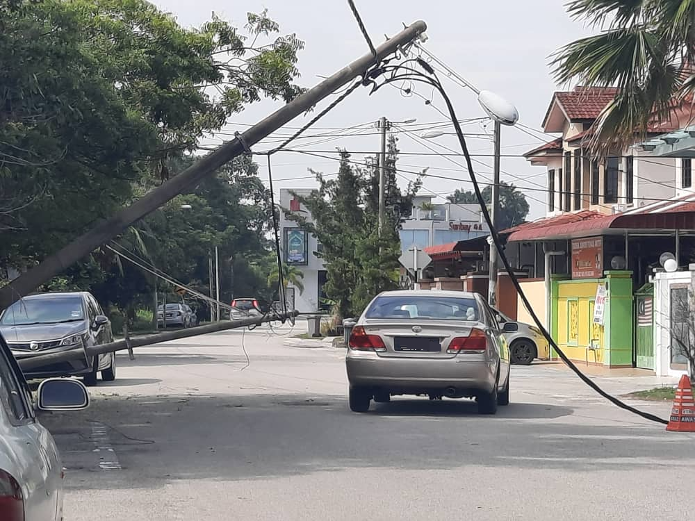 柔:罗里扯断电线灯柱倒下,12户住家断电逾7小时
