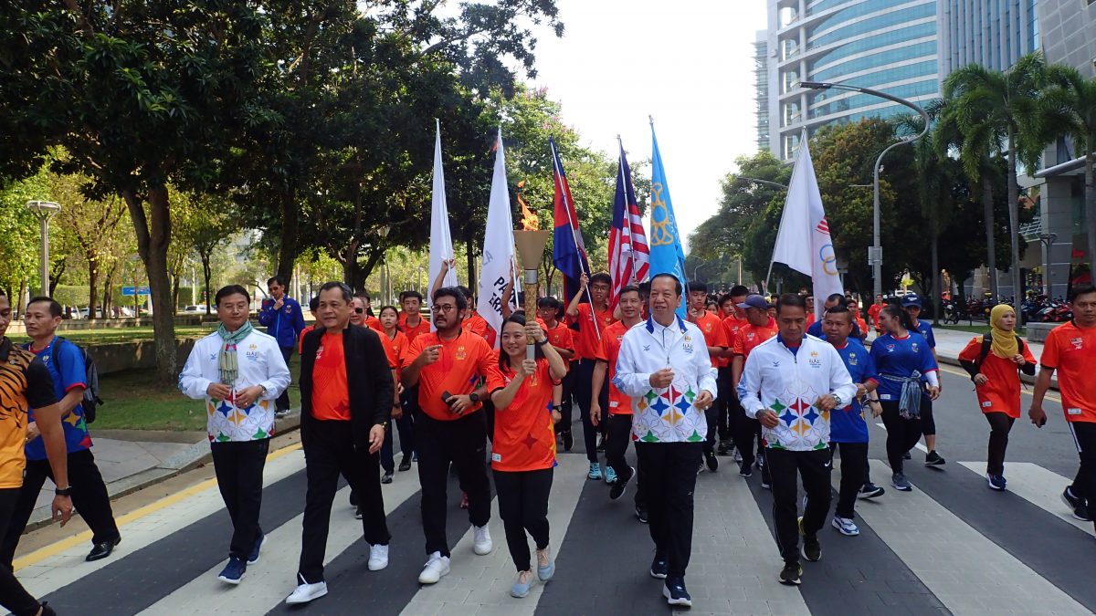 柬埔寨东运会火炬接力抵马 杨巧双:象征备战起点