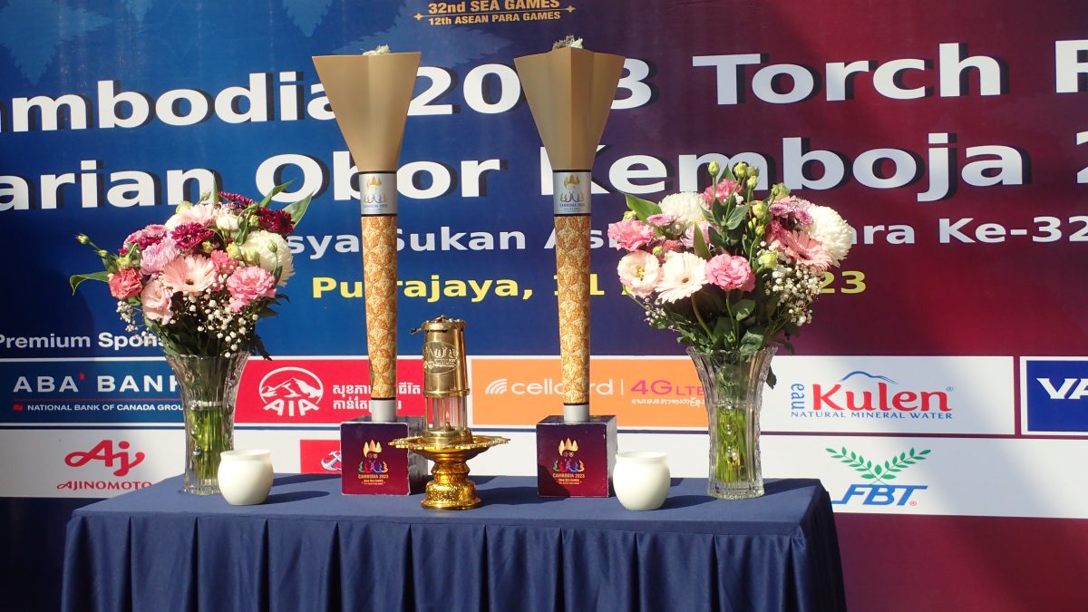 柬埔寨东运会火炬接力抵马 杨巧双:象征备战起点