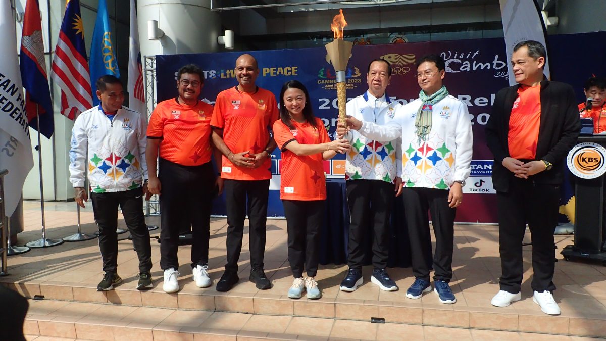 柬埔寨东运会火炬接力抵马 杨巧双:象征备战起点