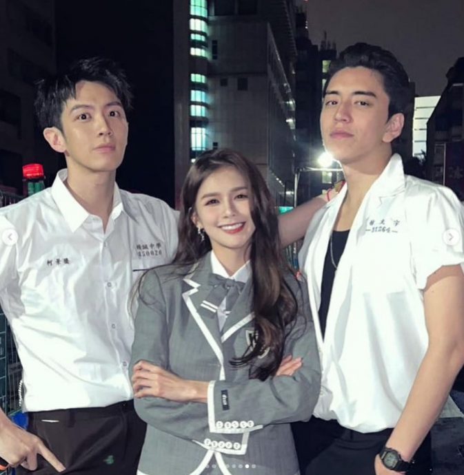 柯震东王大陆校服上身掀回忆杀 蔡卓宜穿制服同框 