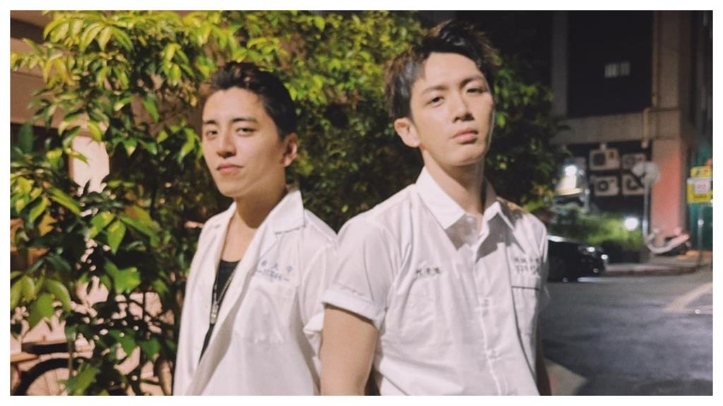 柯震东王大陆校服上身掀回忆杀 蔡卓宜穿制服同框 