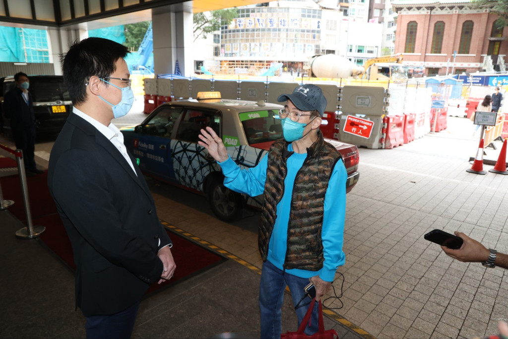 梅启明出院往探梅妈 求见被拒大闹医院推撞保安