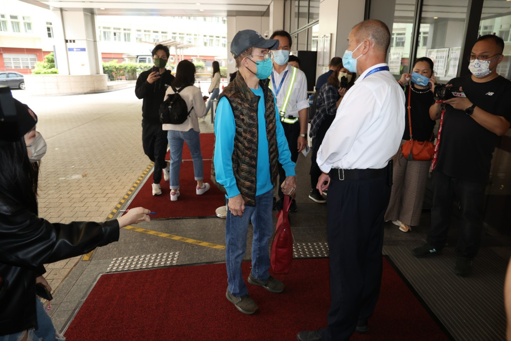 梅启明出院往探梅妈 求见被拒大闹医院推撞保安