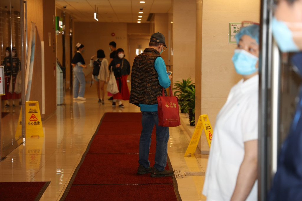 梅启明出院往探梅妈 求见被拒大闹医院推撞保安