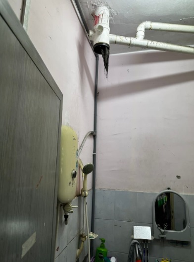 楼上邻居用火碱通水管致水管爆裂 腐蚀性水溅到眼6岁男童痛苦惨叫