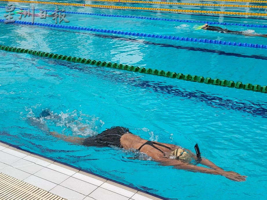 槟蹼泳协会推广新兴项目 免费教游蹼泳