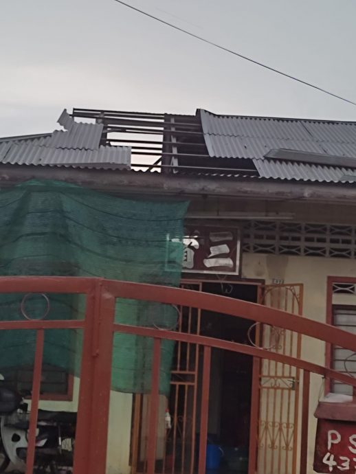 民万拉也花园一带4个住宅区，最少80间房屋受到破坏