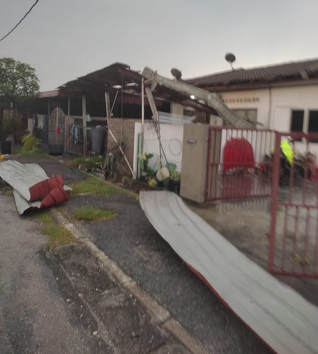 民万拉也花园一带4个住宅区,最少80间房屋受到破坏