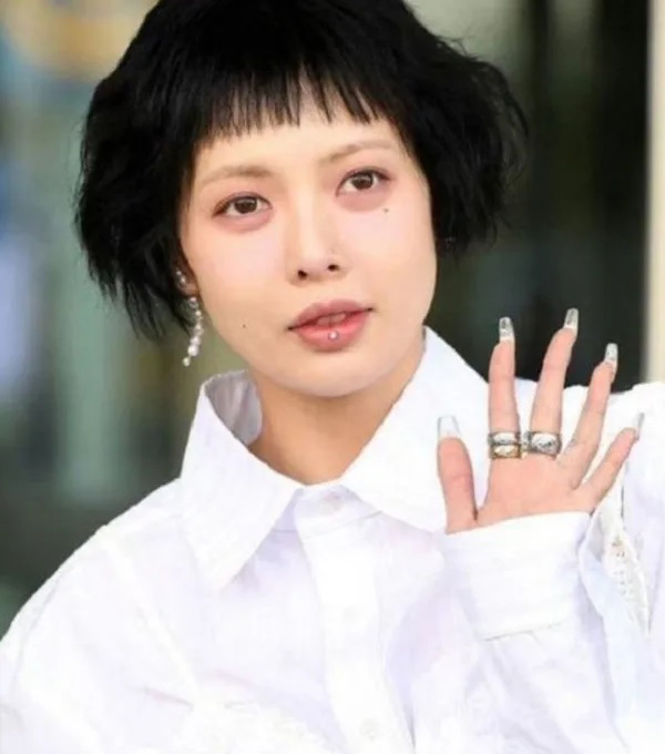 泫雅掰了丑短发 接个长发就上热搜