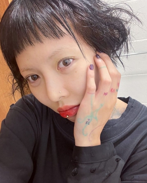 泫雅掰了丑短发 接个长发就上热搜