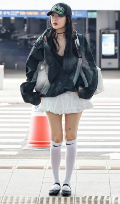 泫雅掰了丑短发 接个长发就上热搜