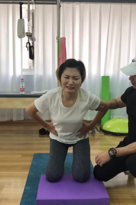 泰国坠崖孕妇3年后站起来了：若吃不了苦放弃，对不起第二条命