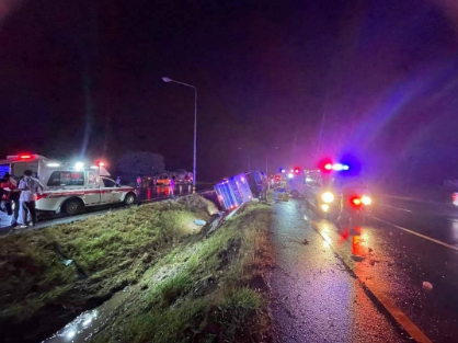 泰国旅游大巴开往曼谷途中侧翻:致1死40余伤 司机逃离现场