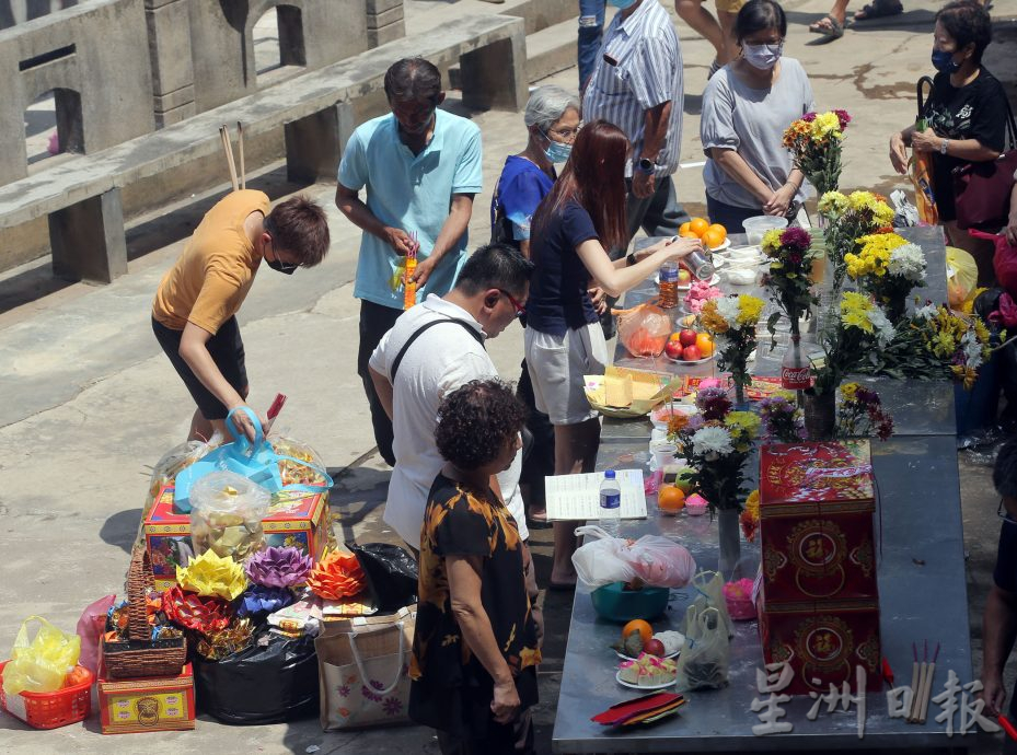 清明扫墓黄金周 塞车顶烈日扶老行孝道