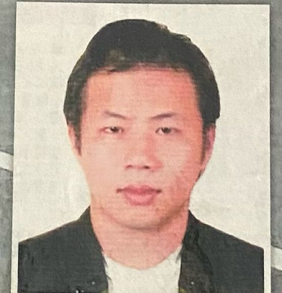 清晨3点等到8点 慈父10年来摸黑越堤探囚儿