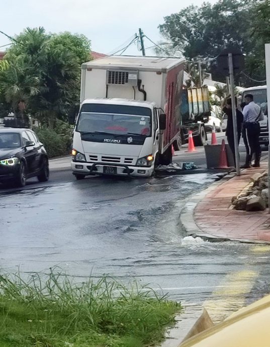 爆水管路陷货车卡住 灵17和19区部分地区断水