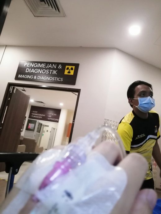 爱FM主播坐后座没绑安全带 车祸抛撞前座挡风镜