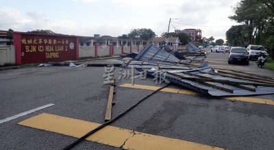 狂风暴雨袭后廊 华联一校走廊盖顶遭掀 多间排屋也遭殃