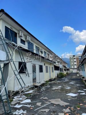狂风暴雨袭后廊  华联一校走廊盖顶遭掀 多间排屋也遭殃