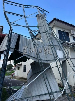 狂风暴雨袭后廊  华联一校走廊盖顶遭掀 多间排屋也遭殃