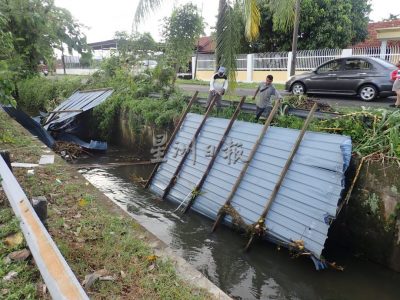 狂风暴雨袭后廊 华联一校走廊盖顶遭掀 多间排屋也遭殃