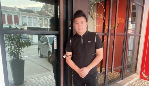 独家|不满饮料订单换人送 送餐员上门怒砸杯