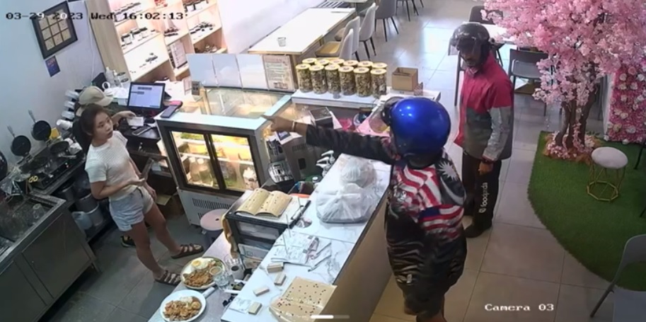 独家|不满饮料订单换人送 送餐员上门怒砸杯