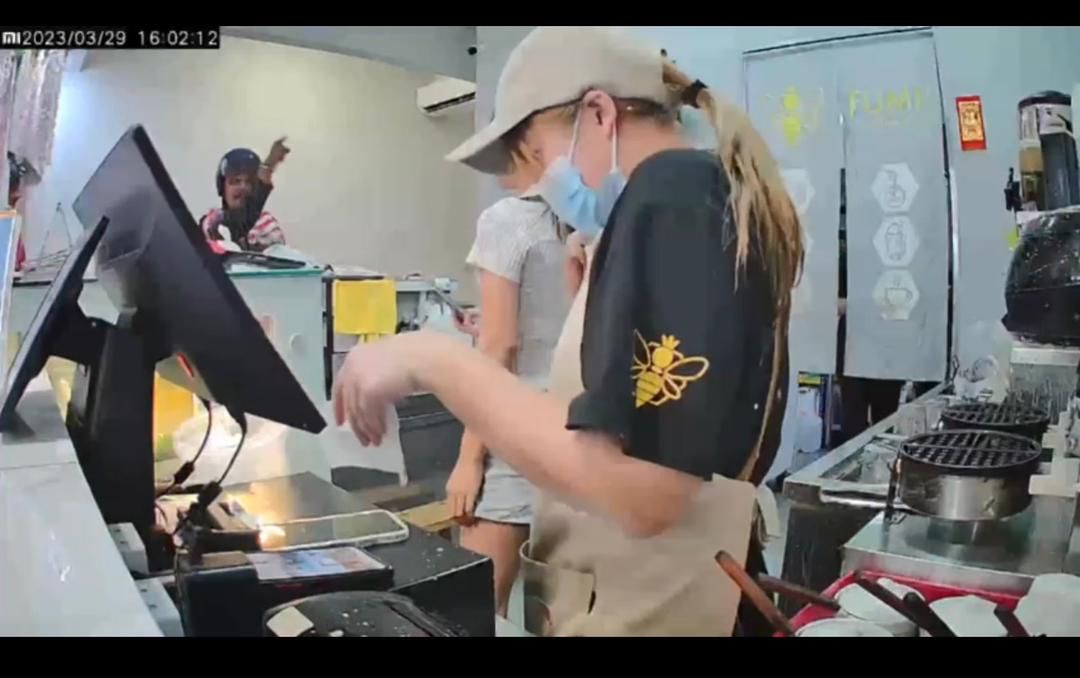 独家|不满饮料订单换人送 送餐员上门怒砸杯