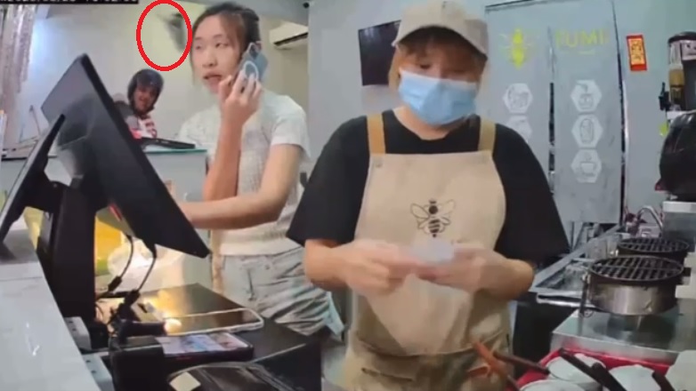 独家|不满饮料订单换人送 送餐员上门怒砸杯