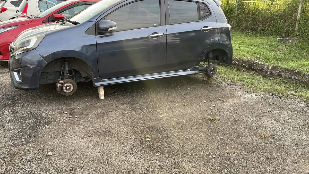  独家|泊车在车站收费停车场  车主：车轮、车轮圈不见了！