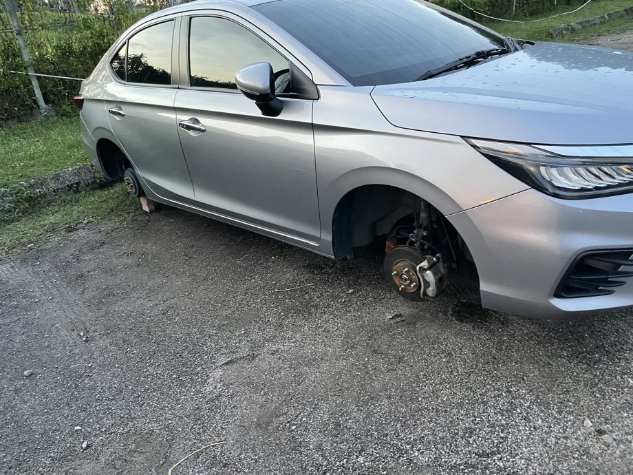  独家|泊车在车站收费停车场  车主：车轮、车轮圈不见了！