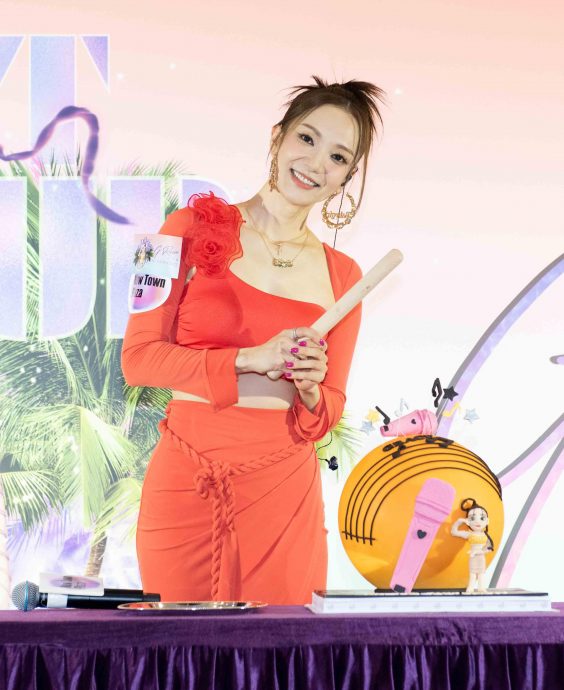 王君馨预告火辣开唱  承诺完成演唱会生娃 