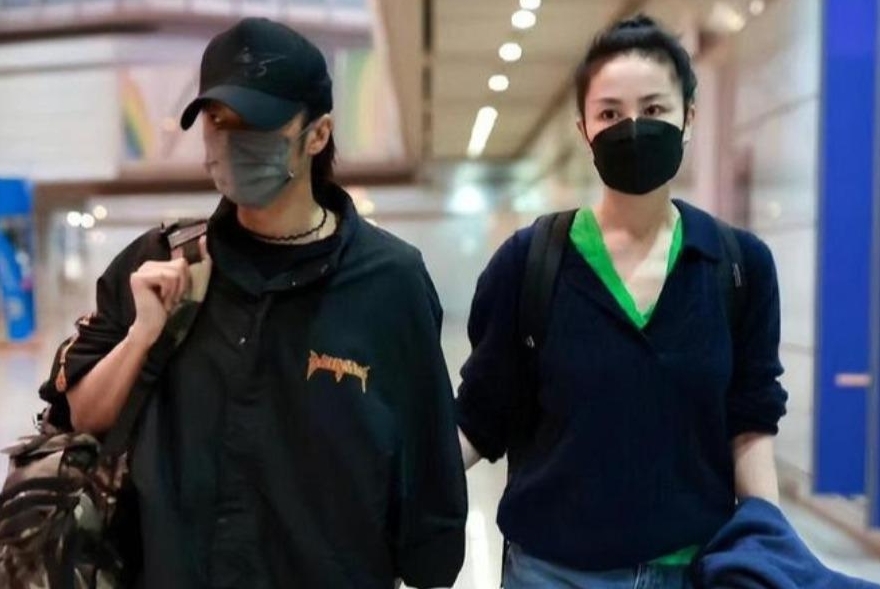 王菲巴黎被野生捕获　手拿19令吉小黄包仍气场强大	