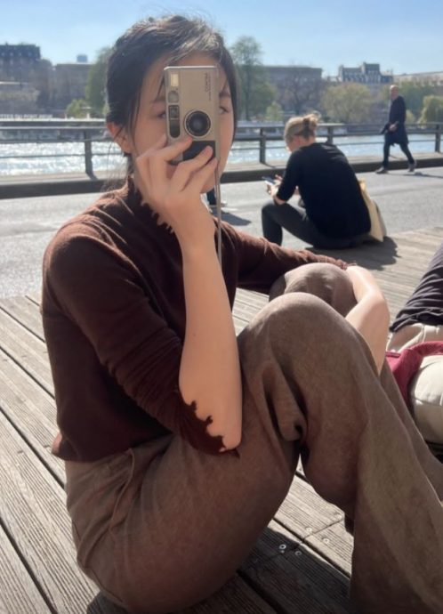 王菲巴黎被野生捕获　手拿19令吉小黄包仍气场强大	