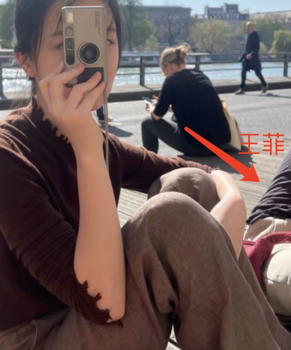 王菲巴黎被野生捕获　手拿19令吉小黄包仍气场强大	