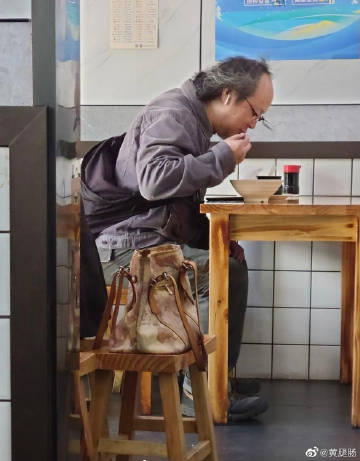 王菲揹名牌包欧游 前夫窦唯落魄吃13块乾拌面