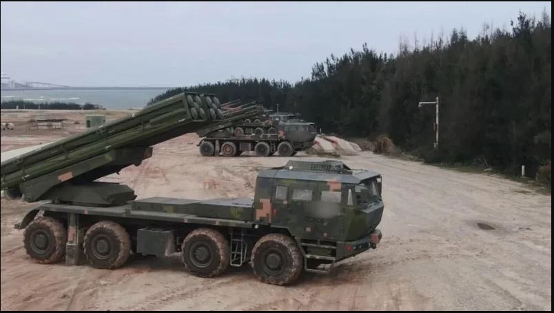 环台军演次日 山东舰现身 两岸军舰近距离