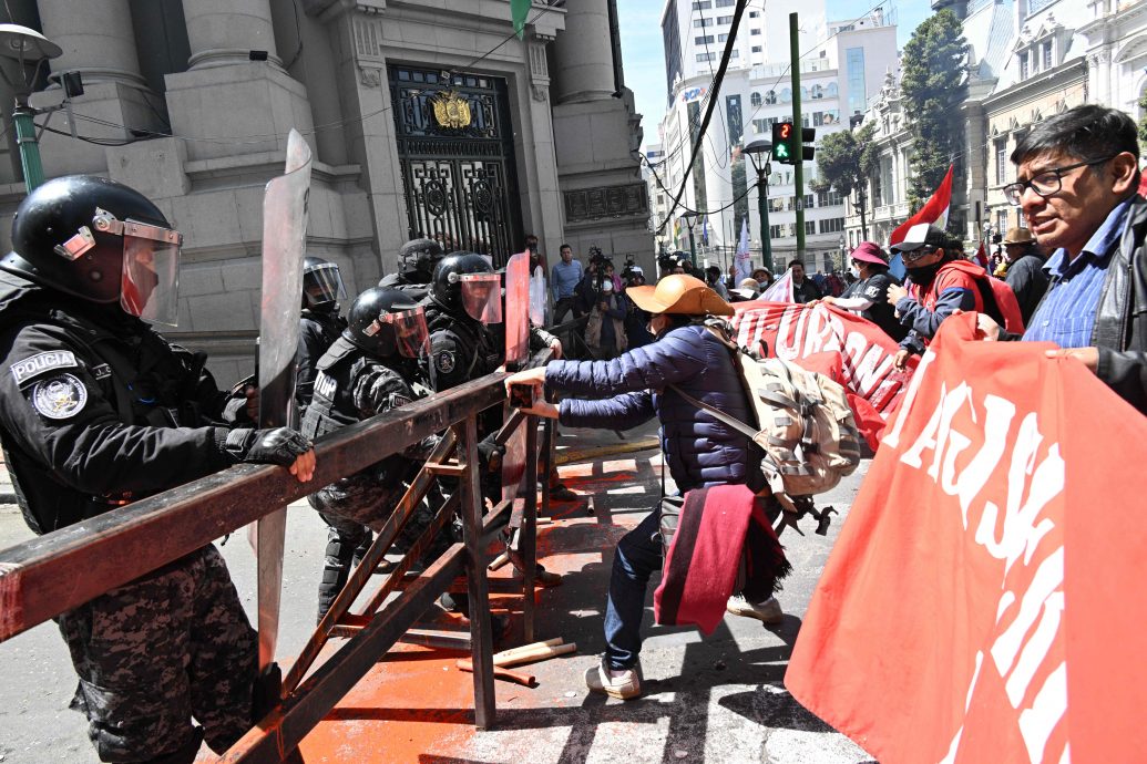 玻利维亚教育政策惹议 教师媒体上街酿警民冲突